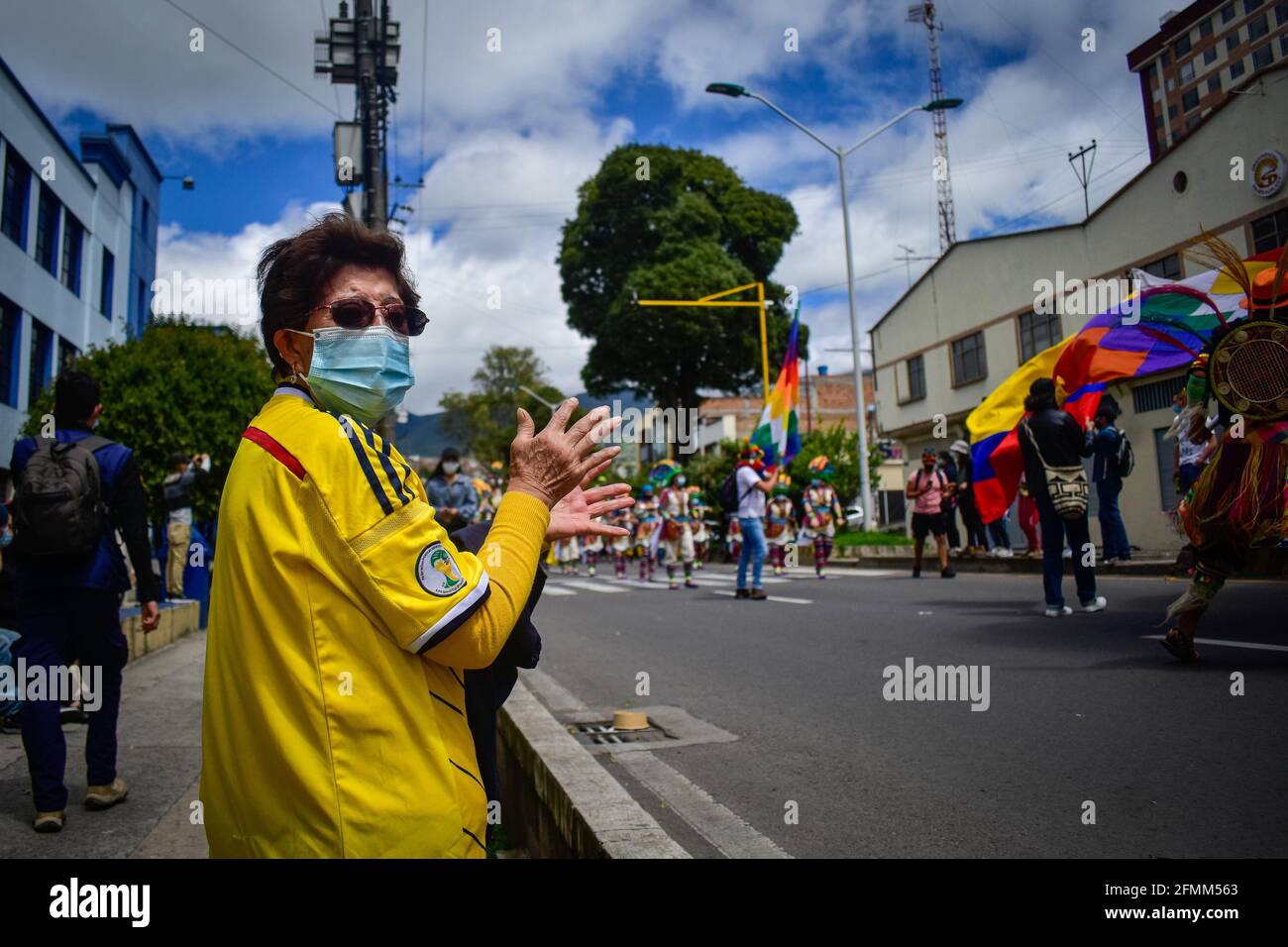 Pasto, Narino, Colombie. 9 mai 2021. Femme soutient des démostrateurs qui passent devant sa maison à Pasto Narino le 9 mai 2021 photo par: Camilo Erasso/long Visual Press crédit: Camilo Erasso/LongVisual/ZUMA Wire/Alay Live News Banque D'Images