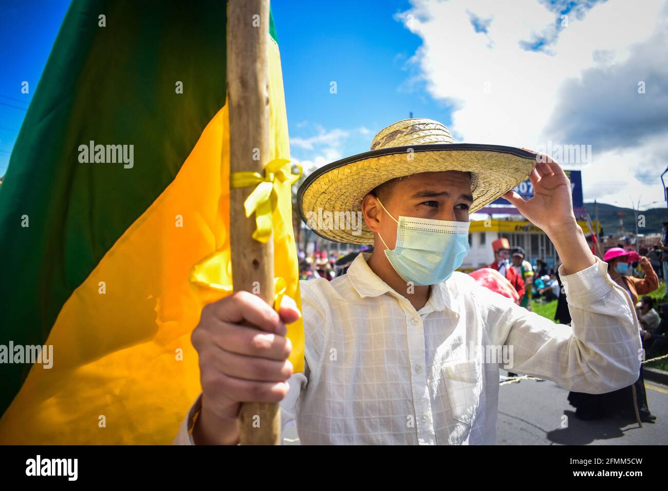 Pasto, Narino, Colombie. 9 mai 2021. Un paysan prend dans les rues avec le drapeau du département de Narino pour soutenir la grève nationale à Pasto Narino le 9 mai 2021, photo par: Camilo Erasso/long Visual Press crédit: Camilo Erasso/LongVisual/ZUMA Wire/Alay Live News Banque D'Images