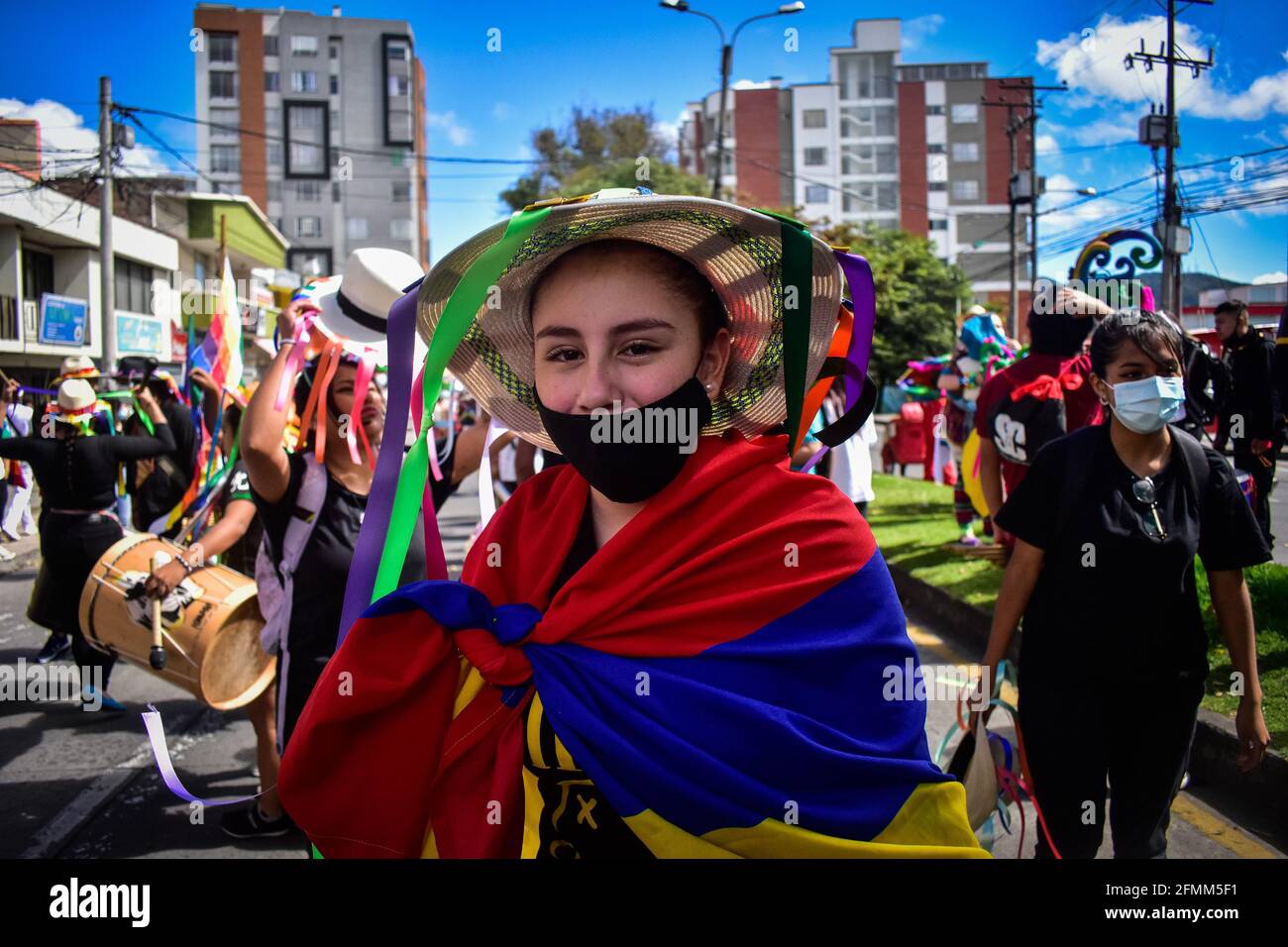 Pasto, Narino, Colombie. 9 mai 2021. La danseuse proteste contre le gouvernement portant avec elle le drapeau de la Colombie derrière elle dans le contexte de la grève nationale à Pasto Narino le 9 mai 2021 photo par: Camilo Erasso/long Visual Press crédit: Camilo Erasso/LongVisual/ZUMA Wire/Alay Live News Banque D'Images