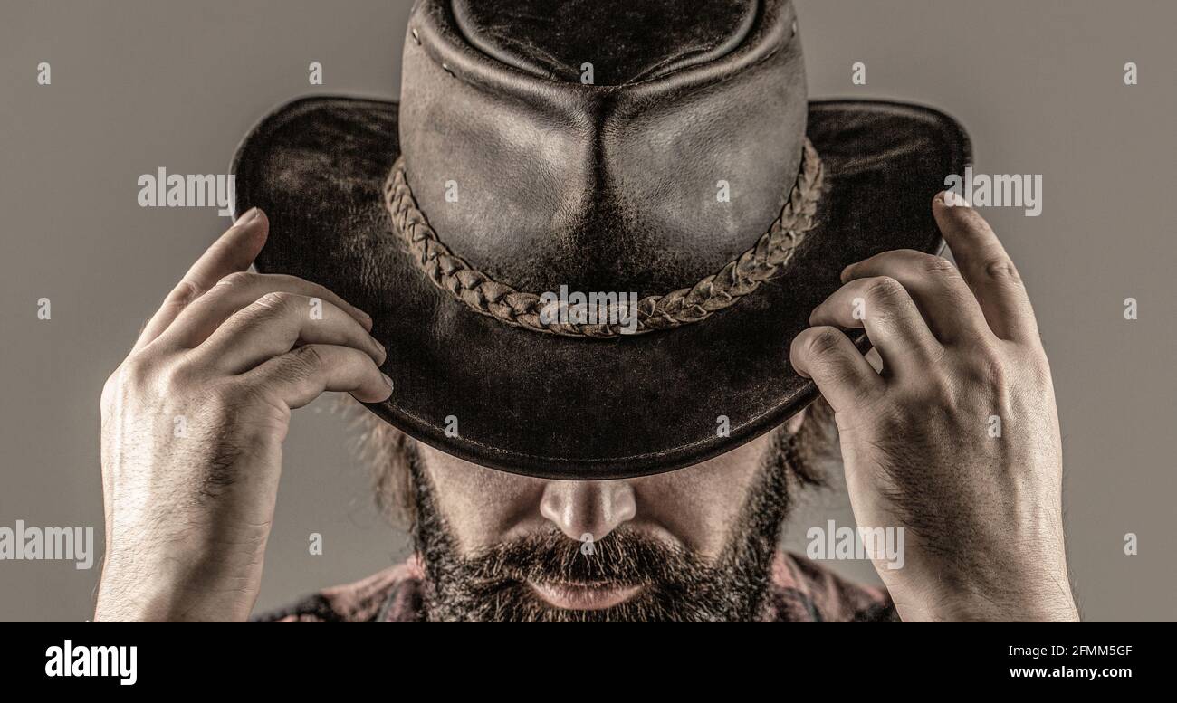 Cow-boys non rasés. Cow-boy américain. Chapeau de cowboy en cuir. Portrait d'un jeune homme portant un chapeau de cow-boy. Cowboys en chapeau. Jolie macho barbu Banque D'Images