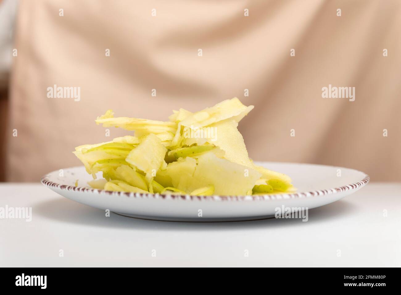 Croustilles aux pommes. Fines tranches de pommes. Ingrédients pour tarte aux pommes, strudel Banque D'Images