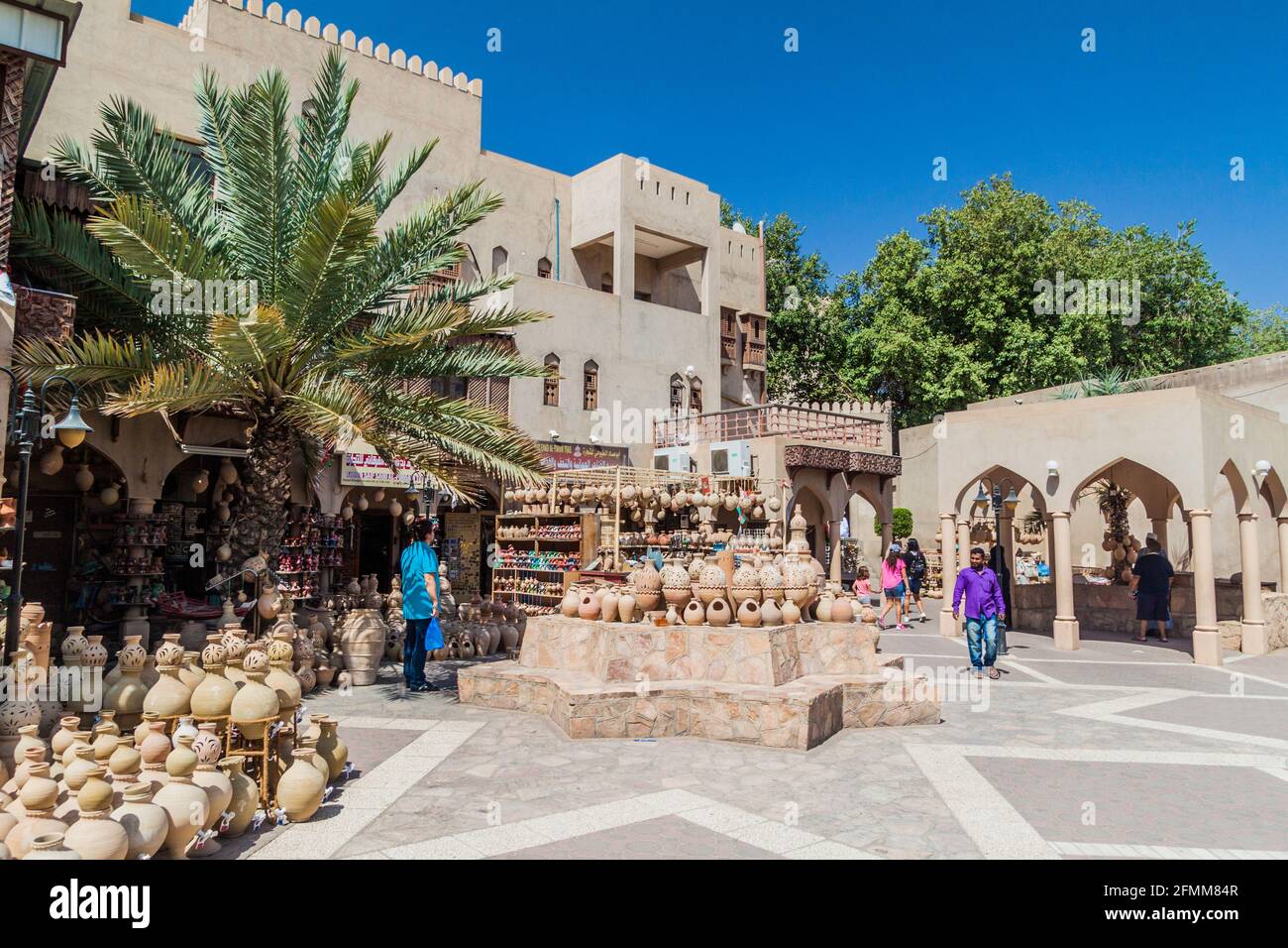 NIZWA, OMAN - 3 MARS 2017 : magasins de poterie au Souq à Nizwa, Oman Banque D'Images