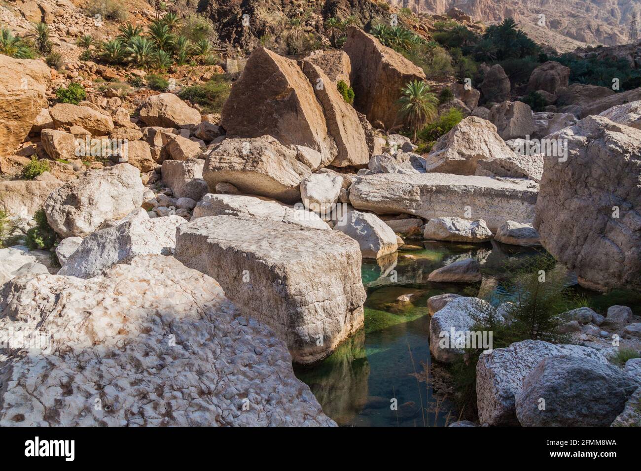 Rochers massifs à Wadi Tiwi, Oman Banque D'Images