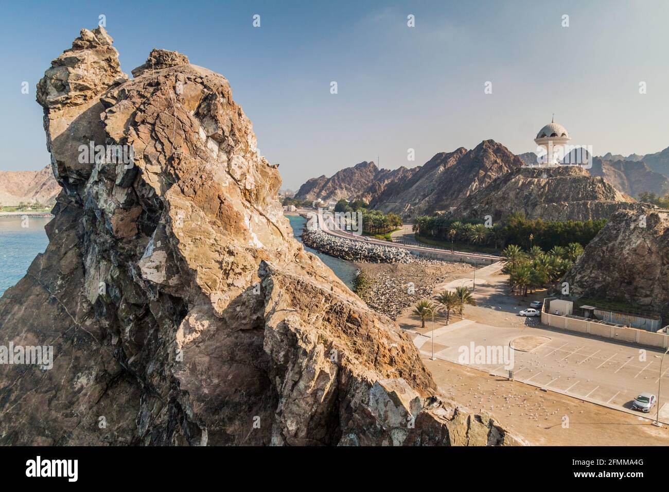 Brûleur d'encens géant et rochers à Muscat, Oman Banque D'Images