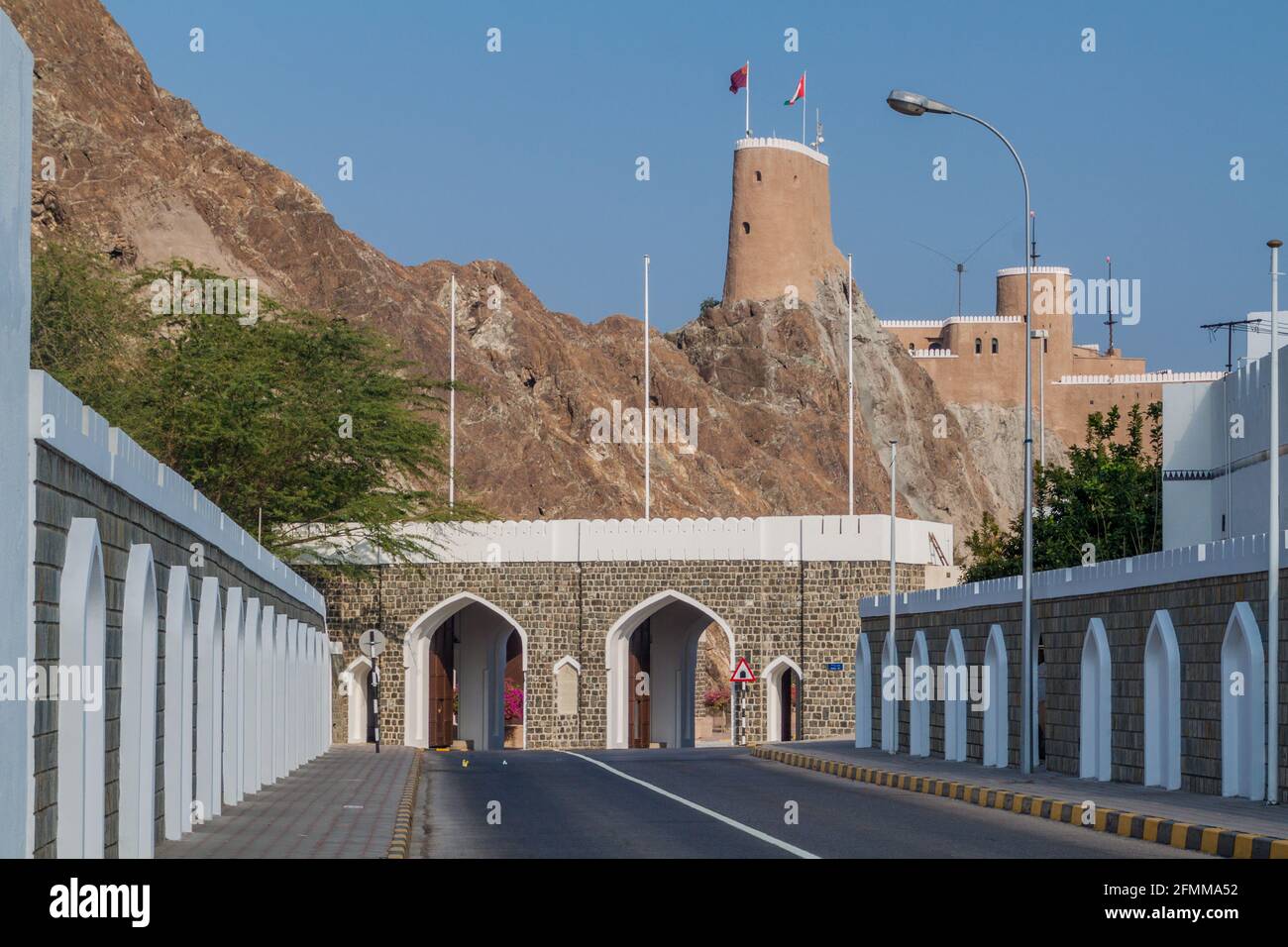 Murs de l'ancien Muscat avec la porte Mathaib et le fort Al Mirani, Oman Banque D'Images