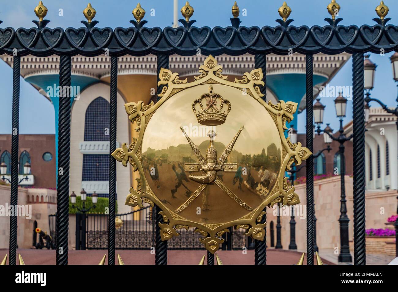 MUSCAT, OMAN - 23 FÉVRIER 2017 : emblème national d'Oman à la porte du palais Al Alam à Muscat, Oman Banque D'Images