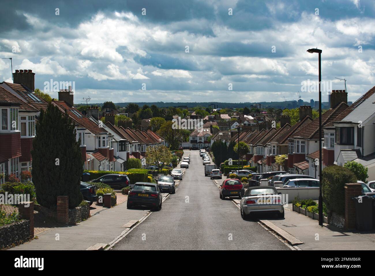 Londres, Royaume-Uni - 10 mai 2021 : une rue symétrique avec des maisons soignées par un jour couvert Banque D'Images