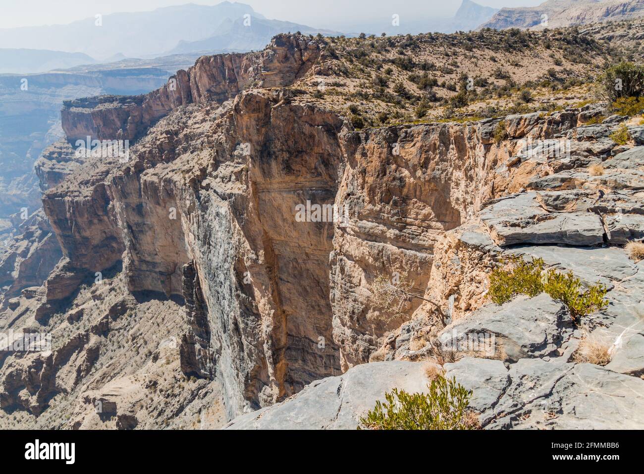 Les bords du canyon Wadi Ghul dans les montagnes Hajar, Oman Banque D'Images