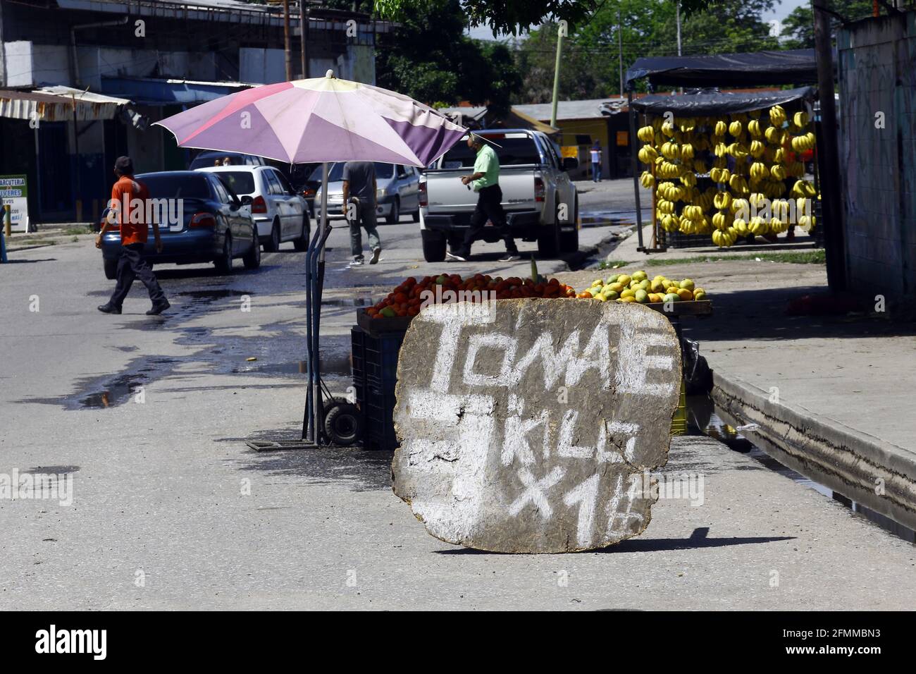 10 mai 2021 : 10 mai 2021. Une publicité du prix en dollars d'un kilo de tomates, dans le quartier résidentiel de la Isabelica, dans la ville de Valence, Venezuela. Photo: Juan Carlos Hernandez crédit: Juan Carlos Hernandez/ZUMA Wire/Alay Live News Banque D'Images