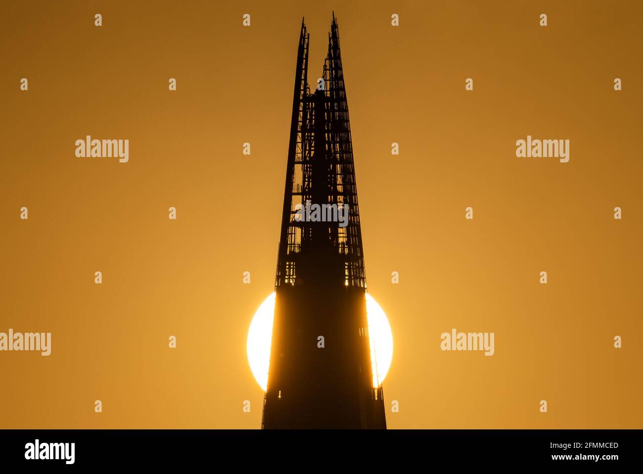 Londres, Royaume-Uni. 10 mai 2021. Météo au Royaume-Uni : coucher de soleil spectaculaire en soirée derrière le gratte-ciel de Shard. Credit: Guy Corbishley/Alamy Live News Banque D'Images