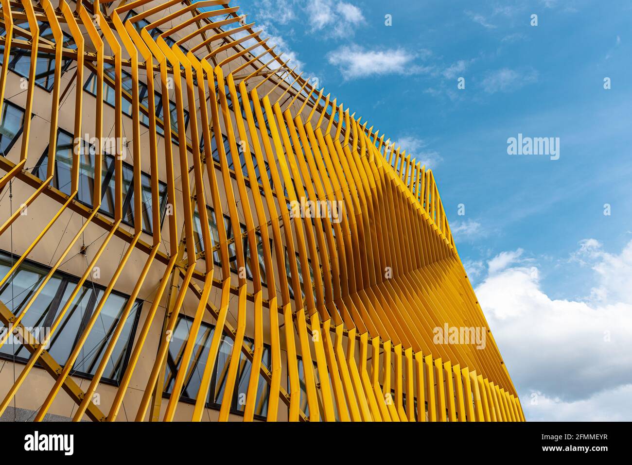 Göteborg, Suède - Mai 02 2021: Le bâtiment polyvalent Spektrum à Nya Hovås facilite les magasins, l'école et le restaurant. Banque D'Images