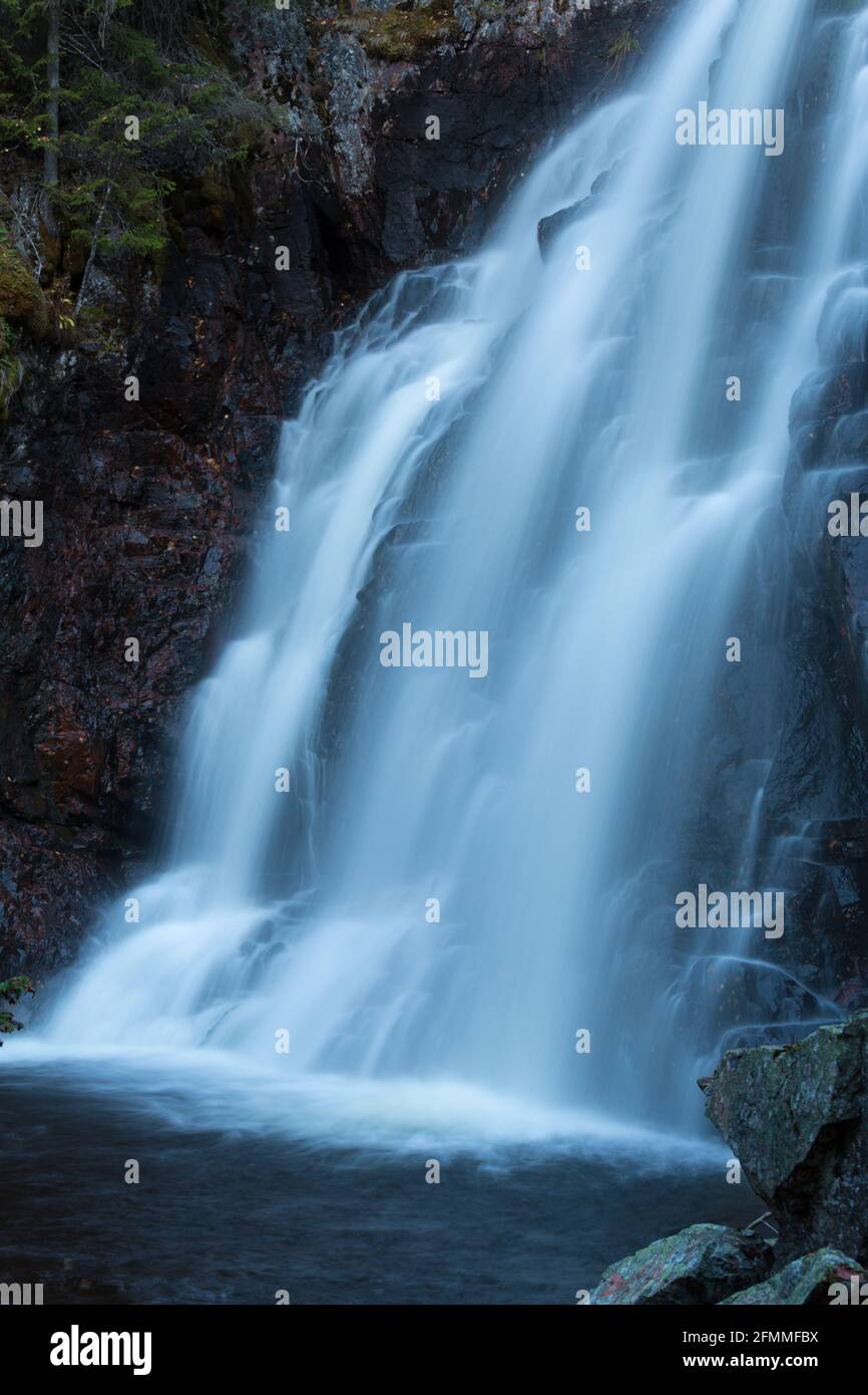 Belle cascade photographiée avec une longue exposition Banque D'Images