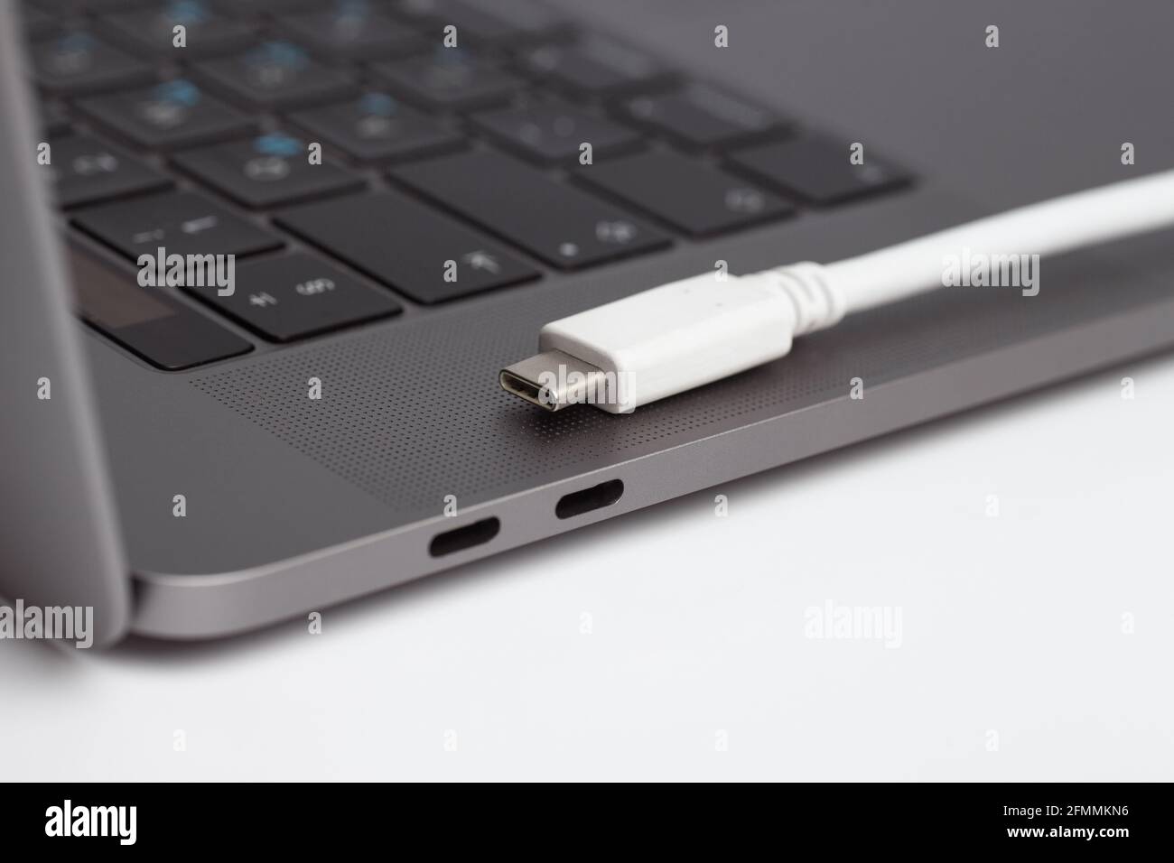 Photo en gros plan des ports et du câble de type c d'un ordinateur portable. Sans persone Banque D'Images