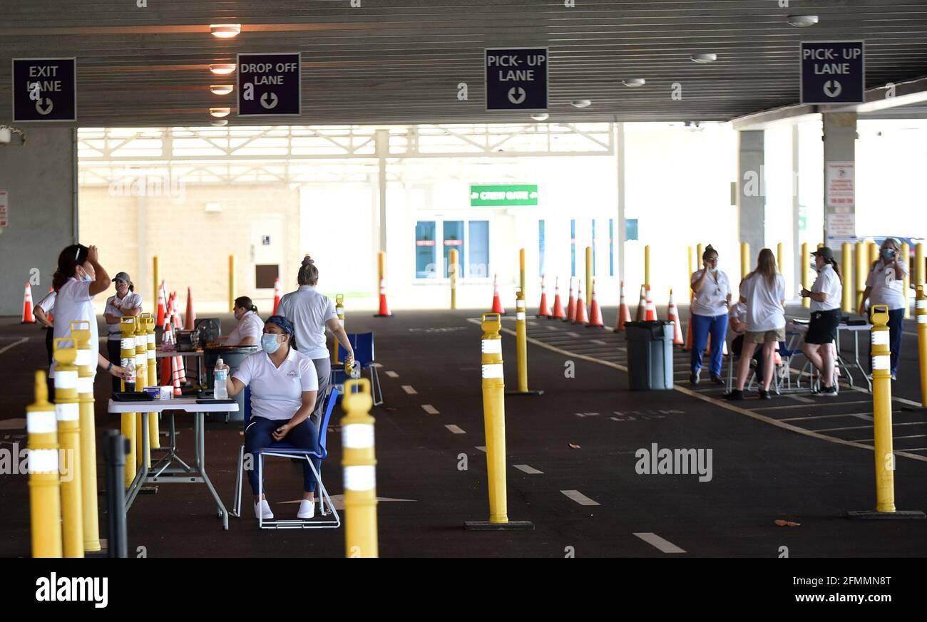 Port Canaveral, États-Unis. 10 mai 2021. Le personnel médical du centre médical de Parrish attend que les gens arrivent à un trajet de la COVID-19 par la clinique de vaccination pour les employés de Port Canaveral, les travailleurs des hôtels et des restaurants locaux et les résidents de la communauté de Port Canaveral. Les 200 premières personnes qui ont été vaccinées ont reçu un bon pour une croisière du Casino Victory pour deux à mesure que la demande américaine pour le vaccin diminue. (Photo de Paul Hennessy/SOPA Images/Sipa USA) crédit: SIPA USA/Alay Live News Banque D'Images