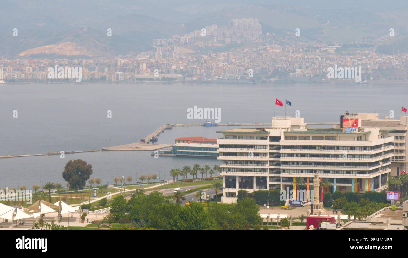 KONAK, TURQUIE - 29 avril 2020 : place Konak, municipalité d'Izmir, tour de l'horloge d'Izmir et vue sur l'embarcadère de konak depuis Varyant. izmir. Turquie Banque D'Images