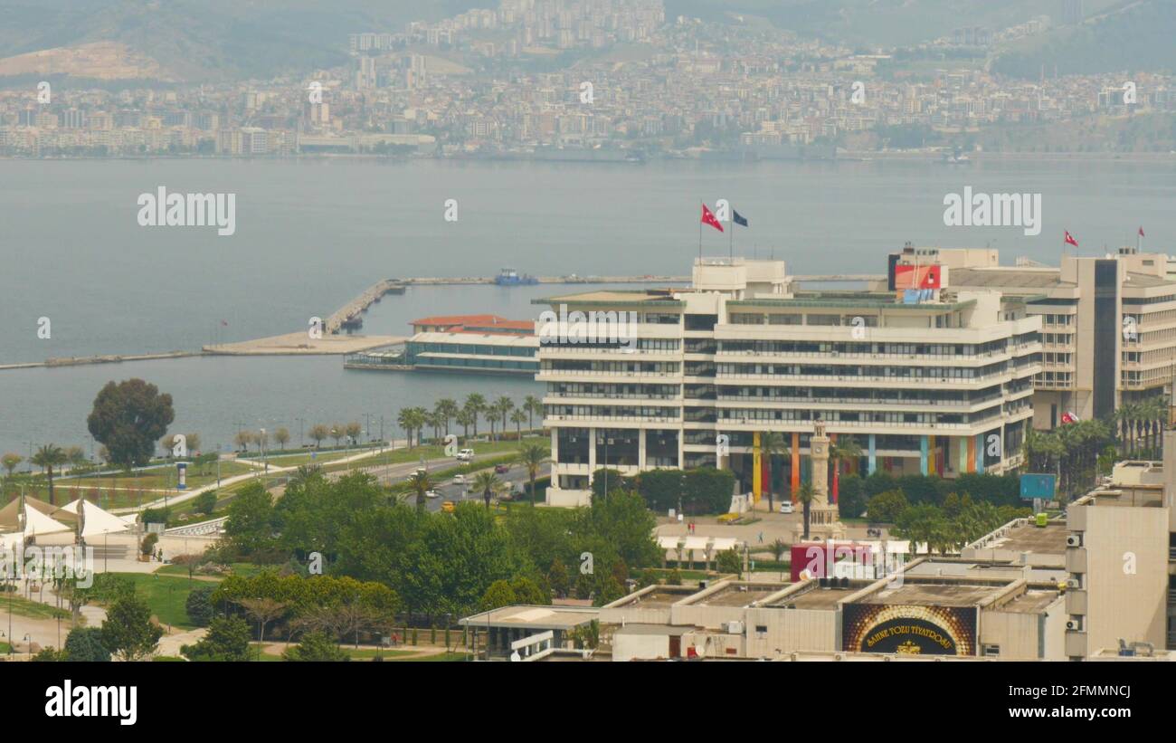 KONAK, TURQUIE - 29 avril 2020 : place Konak, municipalité d'Izmir, tour de l'horloge d'Izmir et vue sur l'embarcadère de konak depuis Varyant. izmir. Turquie Banque D'Images