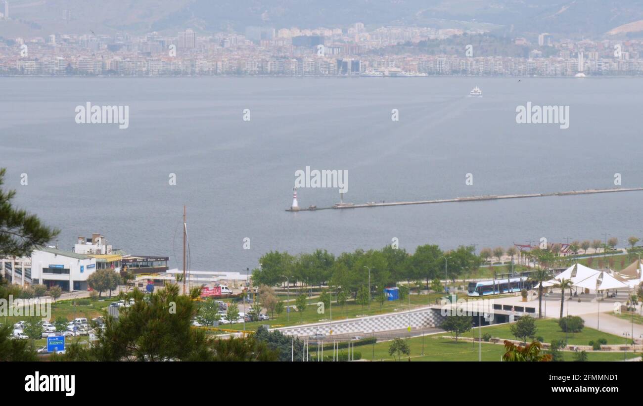 KONAK, TURQUIE - 29 avril 2020 : place Konak, municipalité d'Izmir, tour de l'horloge d'Izmir et vue sur l'embarcadère de konak depuis Varyant. izmir. Turquie Banque D'Images