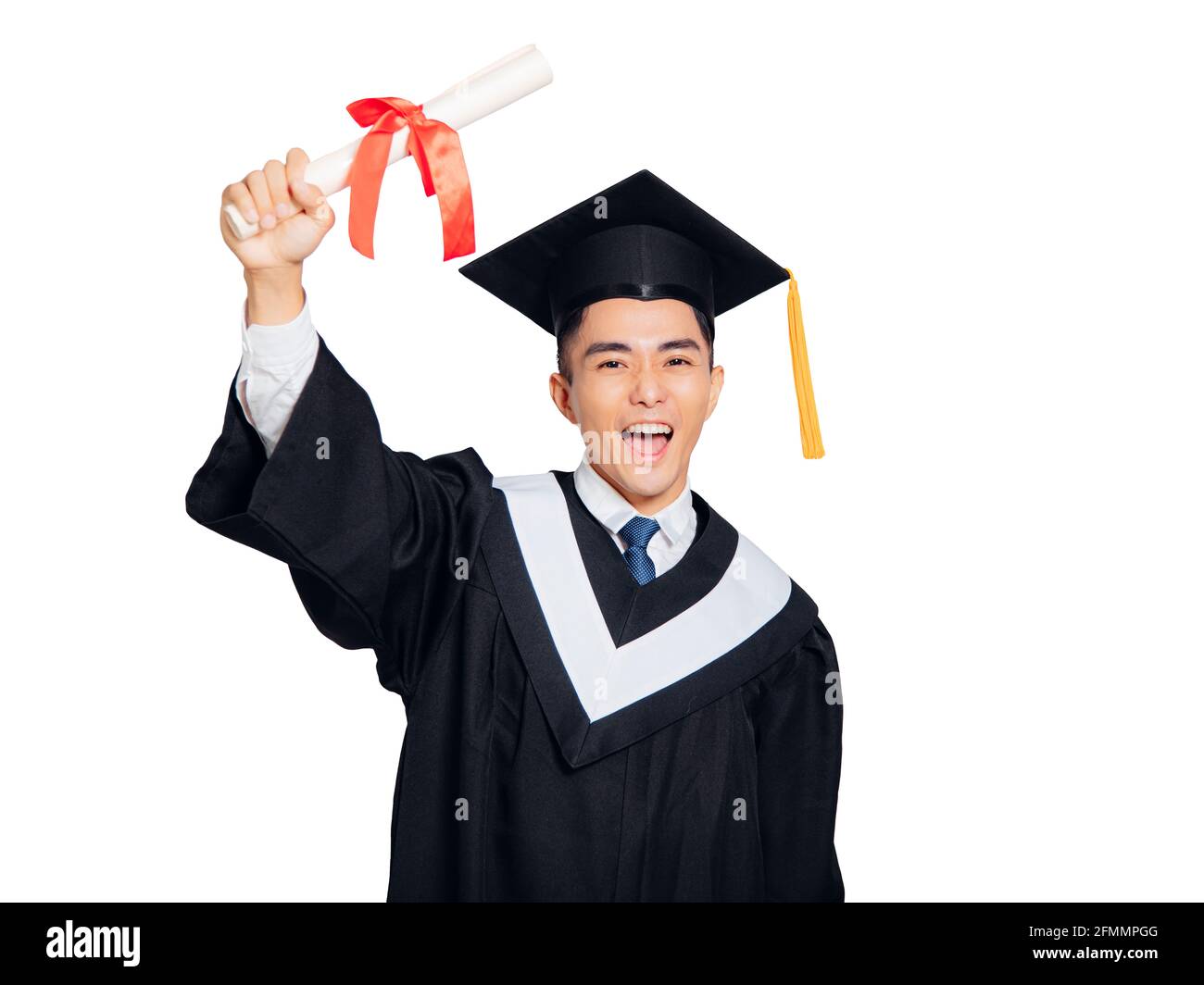 Jeune homme excité en robe de graduation noire et tenue de casquette un diplôme Banque D'Images