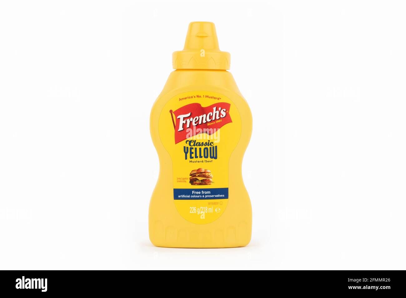 Une bouteille de moutarde jaune de classe française sur fond blanc. Banque D'Images