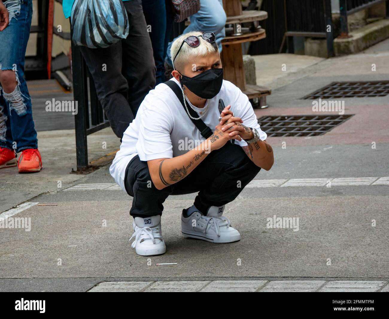 Medellin, Antioquia, Colombie - Mars 27 2021: La jeune femme latine regarde la performance du groupe de danse Banque D'Images