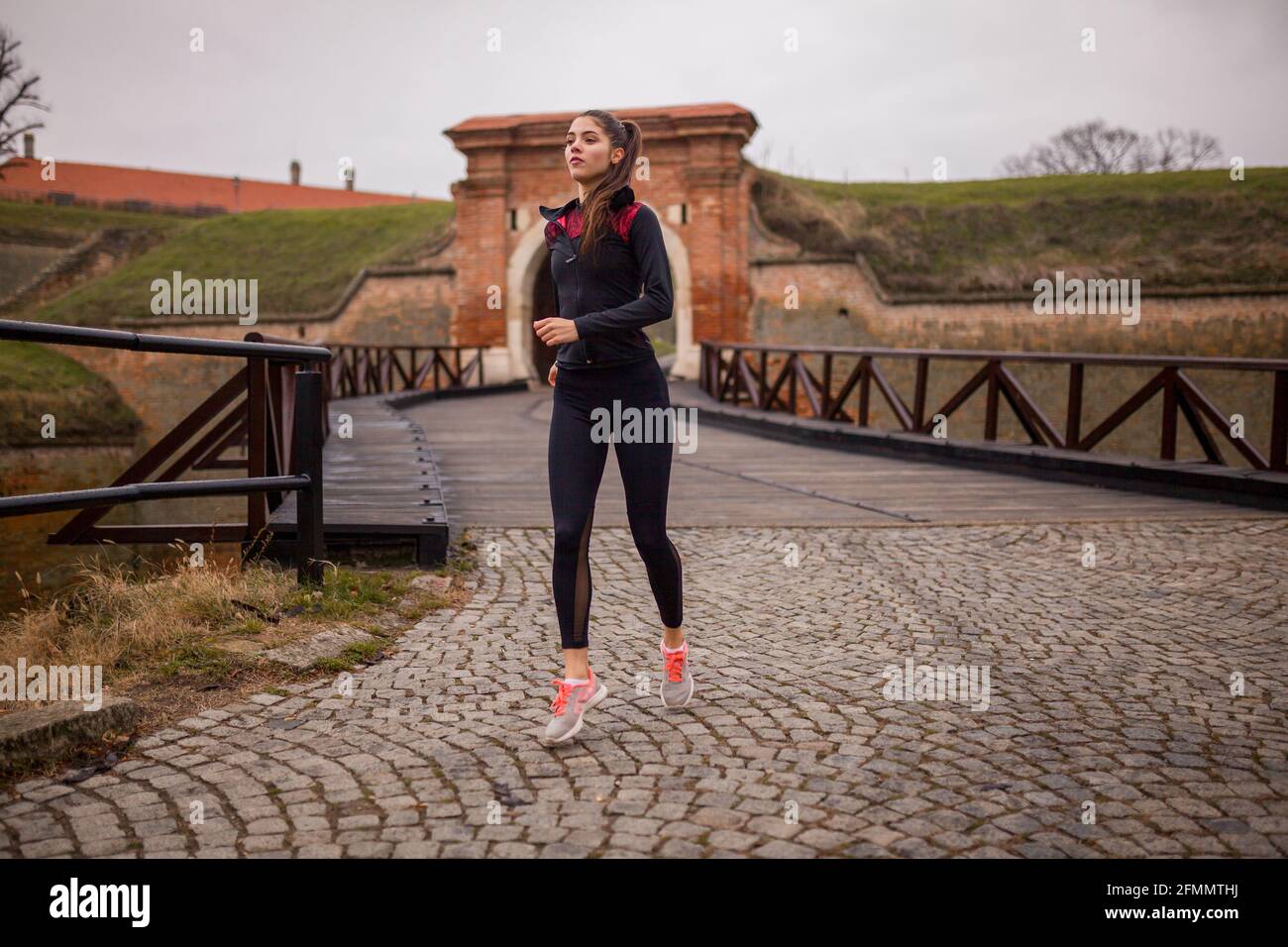 une jeune femme mince, jogging à l'extérieur en hiver. Banque D'Images