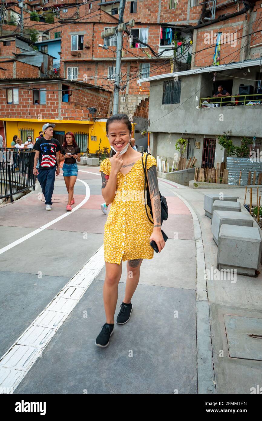 Medellin, Antioquia, Colombie - Mars 27 2021: Une jeune femme asiatique  porte une robe jaune et marche dans la Comuna 13, un quartier touristique  Photo Stock - Alamy