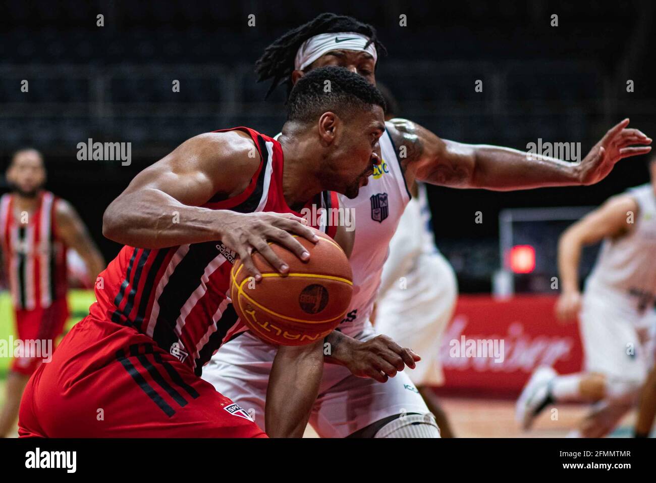 10 mai 2021, %G : RIO DE JANEIRO, RJ, 10.05.2021 - MINAS TÃÅ NIS CLUBE X SÃÆ'O PAULO - PLAYOFFS NBB 2020/2021 - As equipes de Minas TÃÂªnis Clube e SÃÂ£o Paulo realizam o jogo 1, vÃÂlido pelas semifinais dos Playoffs do NBB 2020/2021, no GinÃÂsio Gilberto Cardoso (MaracanÃÂ£zinho), nsegura-feeira (10). A partida ocorre durante perÃÂ-odo de isolamento social e nÃÂ€o conta com a participaÃÂ§ÃÂ€o de pÃÂºblico (torcedores), medda como prevenÃÂ§ÃÂ€o para nÃÂ disseminaÃÂ§ÃÂ€o do novo CoronavÃÂ-rus (COVID-19).Foto: Diego MaranhÃÂ£o (Credit image: © Diego MaranhÃÂ£O/AM Pres Banque D'Images