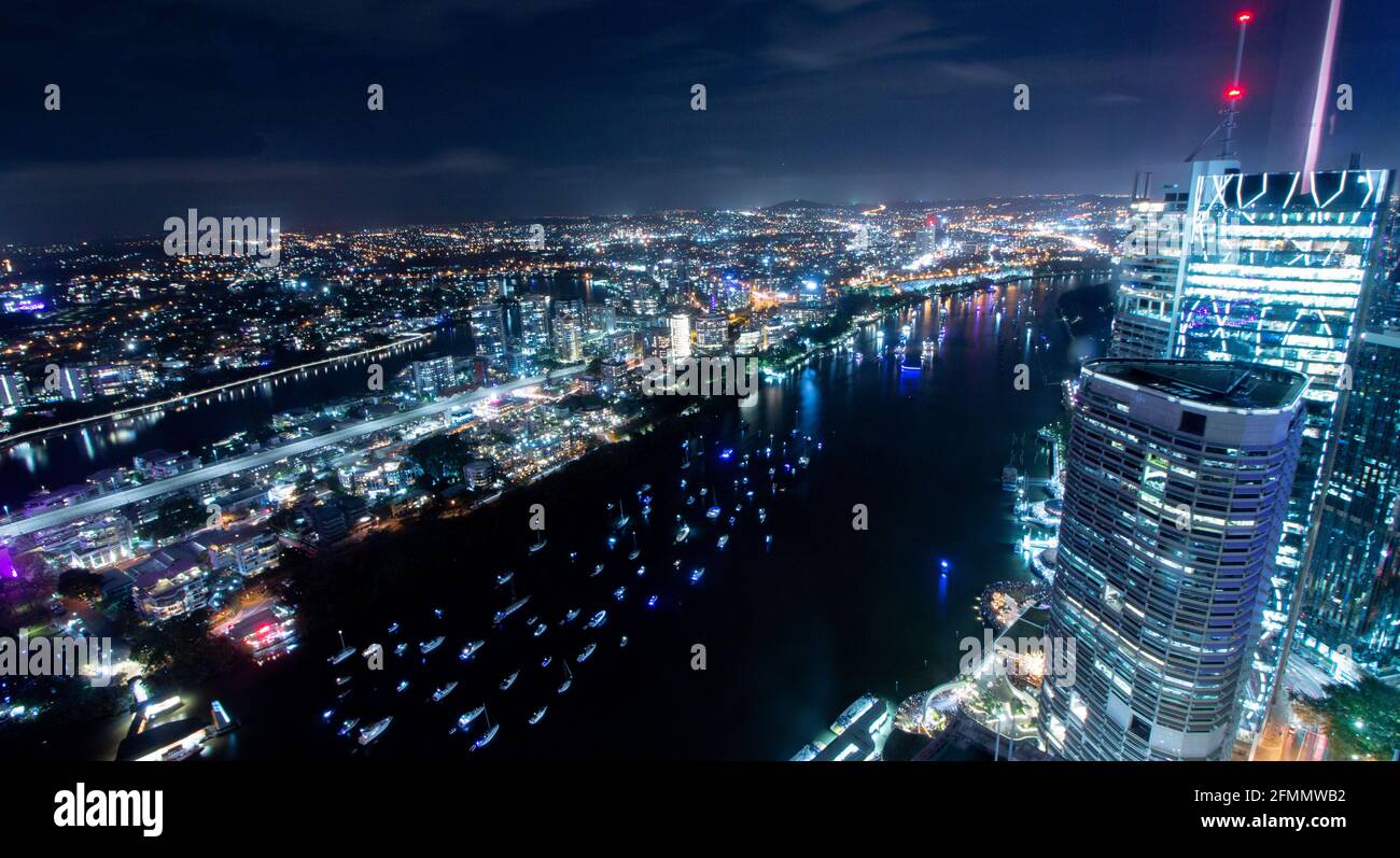 Brisbane River Yachts, bateaux, bâtiments et lumières Banque D'Images