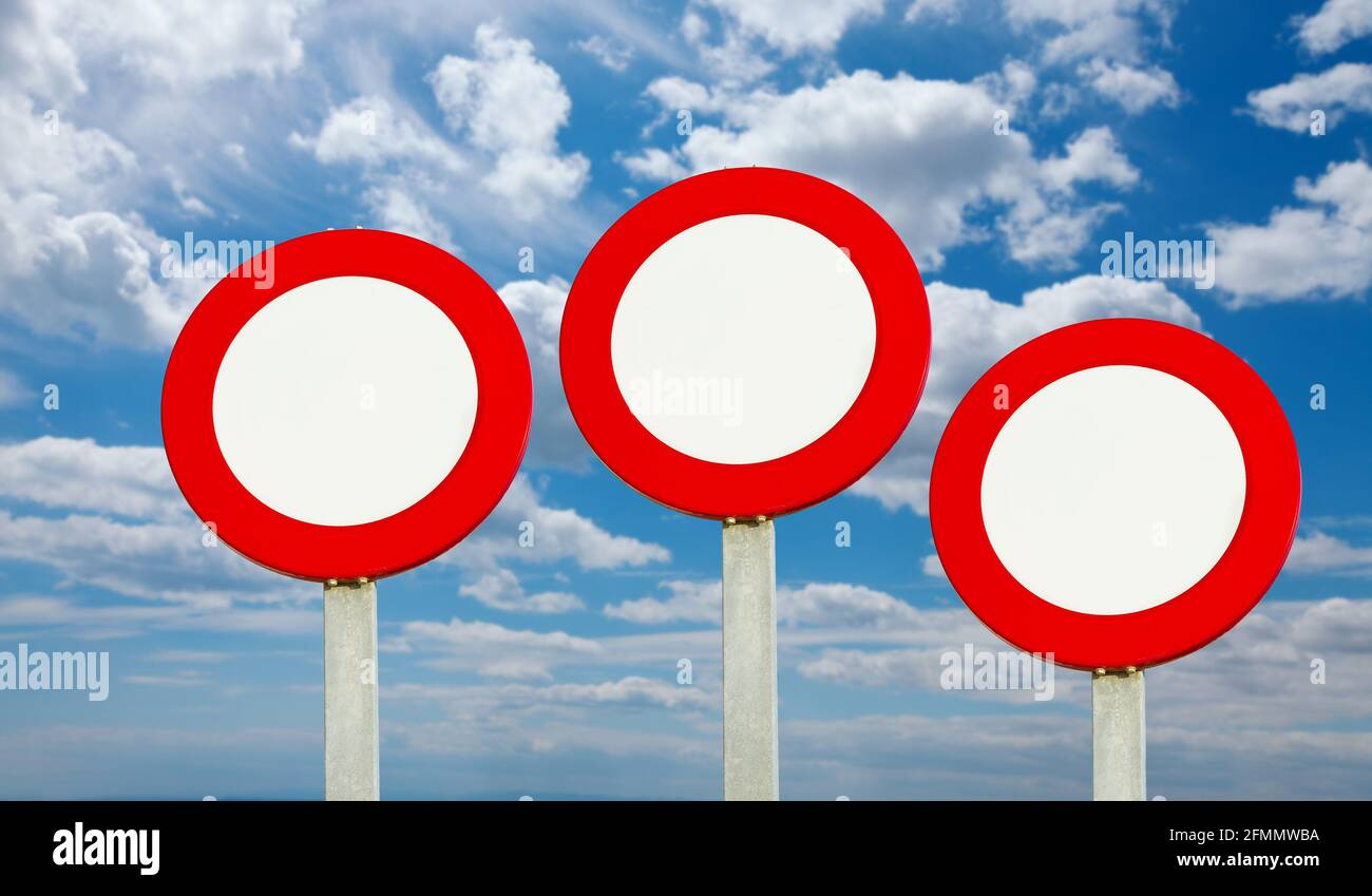 Panneaux de limite de vitesse ou d'absence d'entrée vierges Banque D'Images