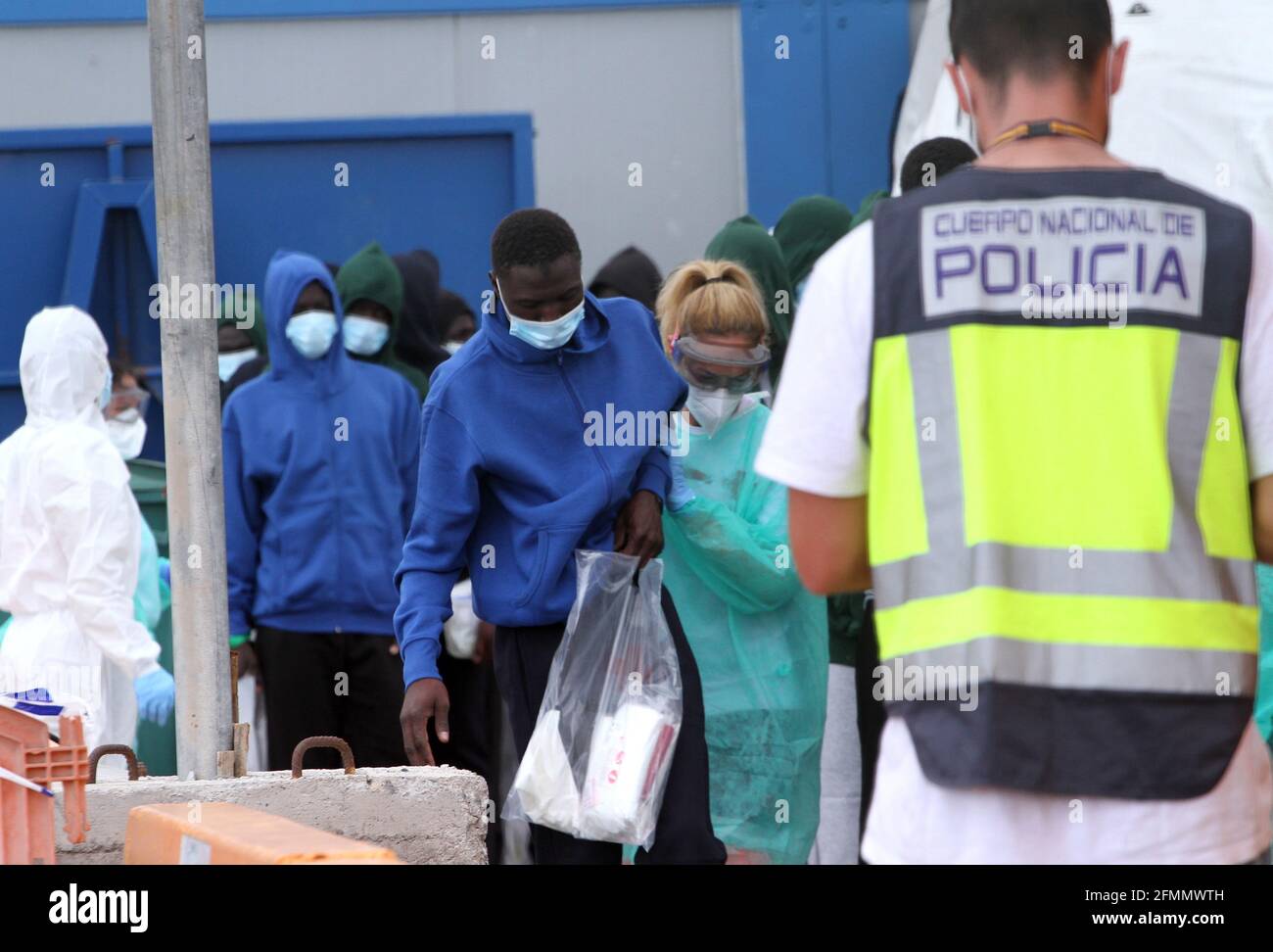 Espagne. 10 mai 2021. Un patera de Mauritanie arrive avec 51 immigrants, 4 ambulances ont transporté les blessés, jusqu'à présent cette année plus de 5000 personnes sont mortes tous les deux jours sur la route atlantique vers les îles Canaries. (Photo de Mercedes Menendez/Pacific Press) crédit: Pacific Press Media production Corp./Alay Live News Banque D'Images