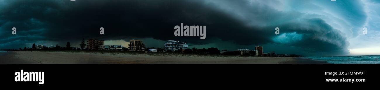 Panorama d'une immense cellule de tempête qui se trouve au-dessus d'un or Coast Beach Banque D'Images