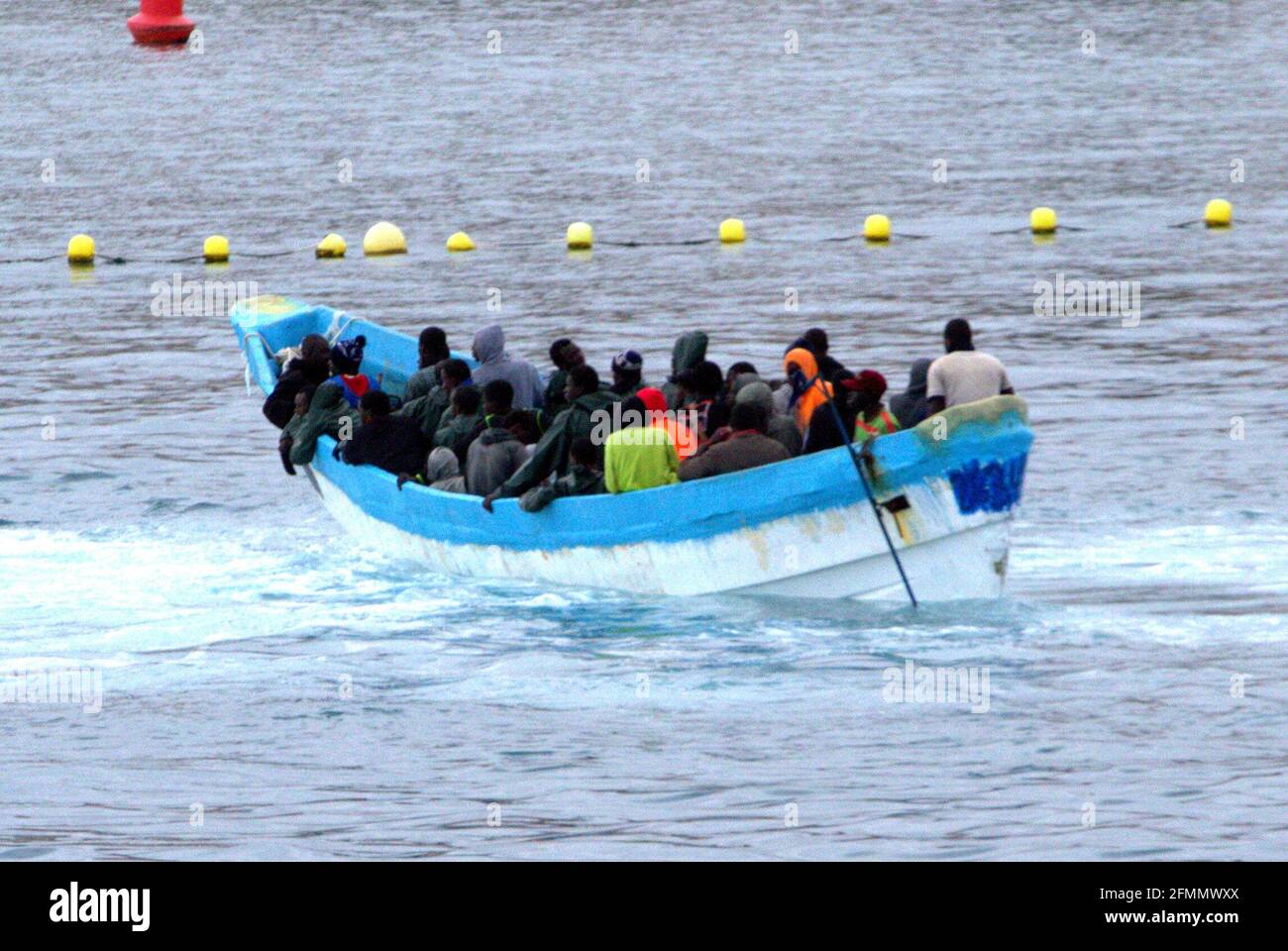 Espagne. 10 mai 2021. Un patera de Mauritanie arrive avec 51 immigrants, 4 ambulances ont transporté les blessés, jusqu'à présent cette année plus de 5000 personnes sont mortes tous les deux jours sur la route atlantique vers les îles Canaries. (Photo de Mercedes Menendez/Pacific Press) crédit: Pacific Press Media production Corp./Alay Live News Banque D'Images