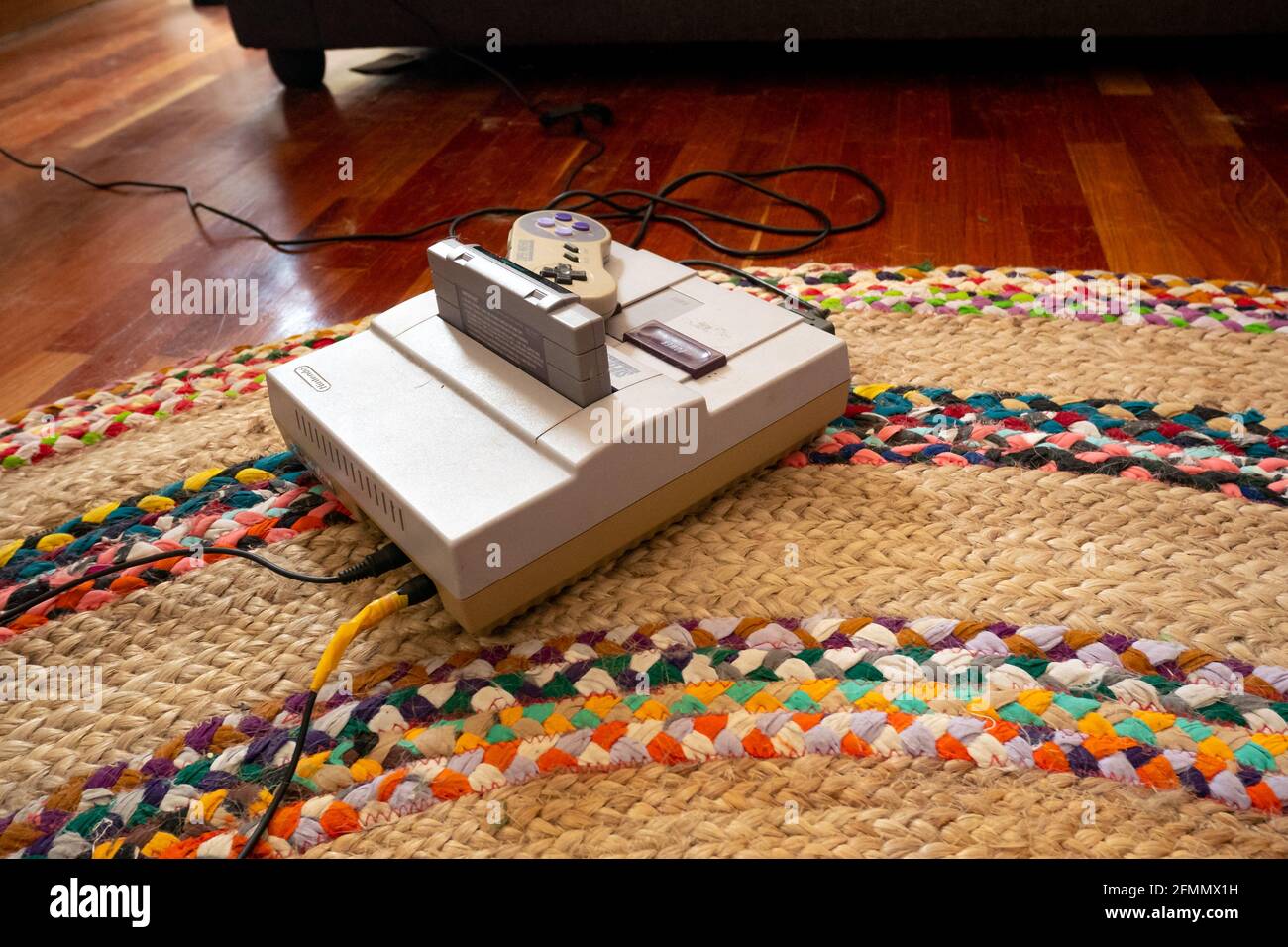 La Paz, Bolivie - février 4 2021 : ancienne console Super Nintendo sur le Rug Banque D'Images