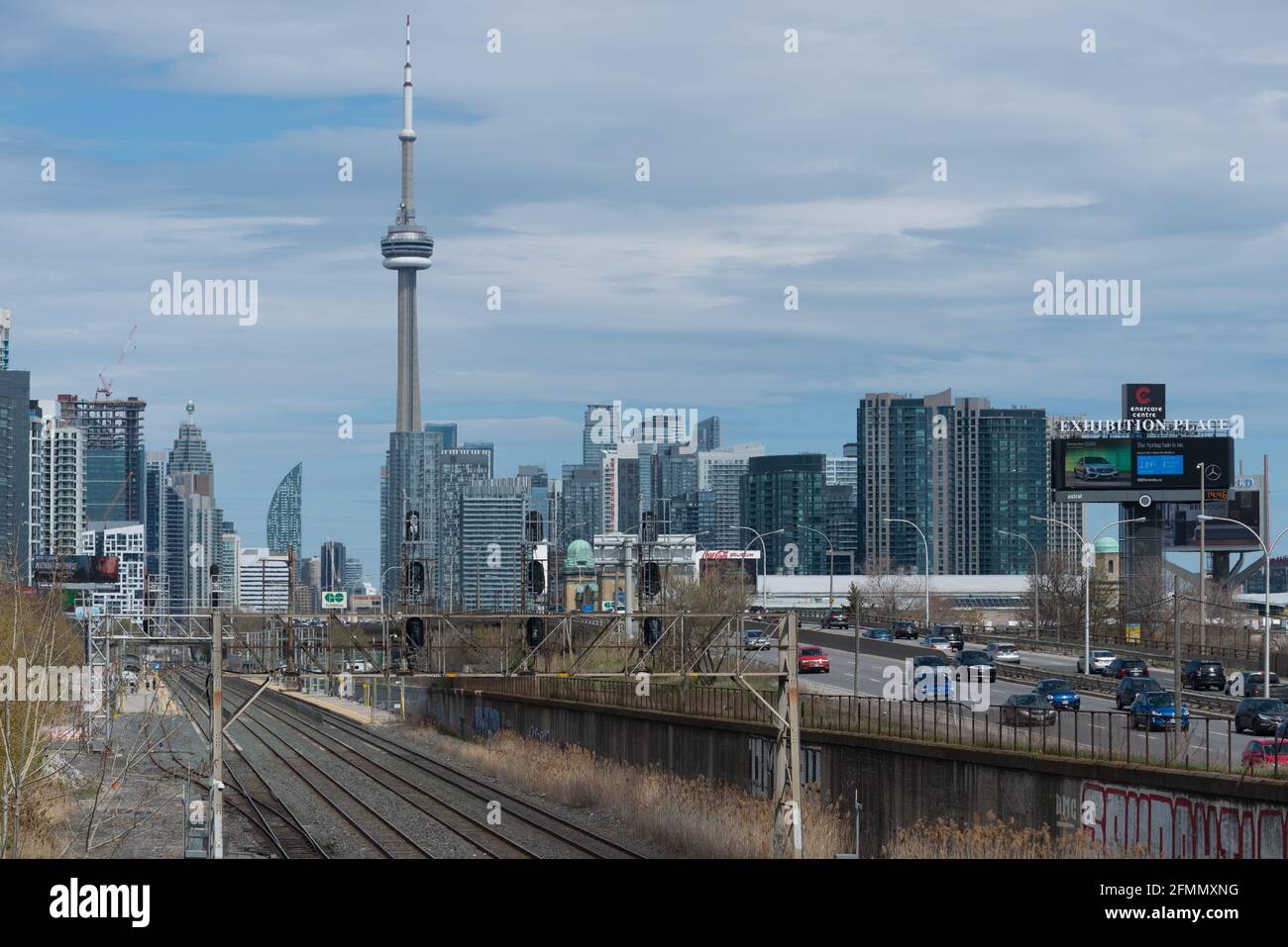 Horizon du centre-ville de Toronto (Canada), vue à l'est depuis un pont de la rue Dufferin Banque D'Images