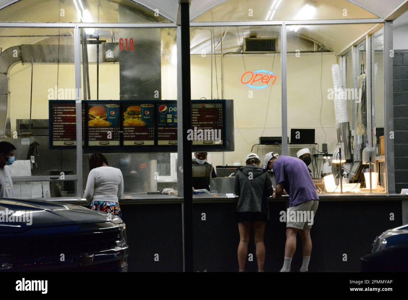 Les clients écrivent leurs commandes à la fenêtre du stand original Char Grill Burger sur Hillsborough Street, ouvert en 1959 à Raleigh, en Caroline du Nord. Banque D'Images