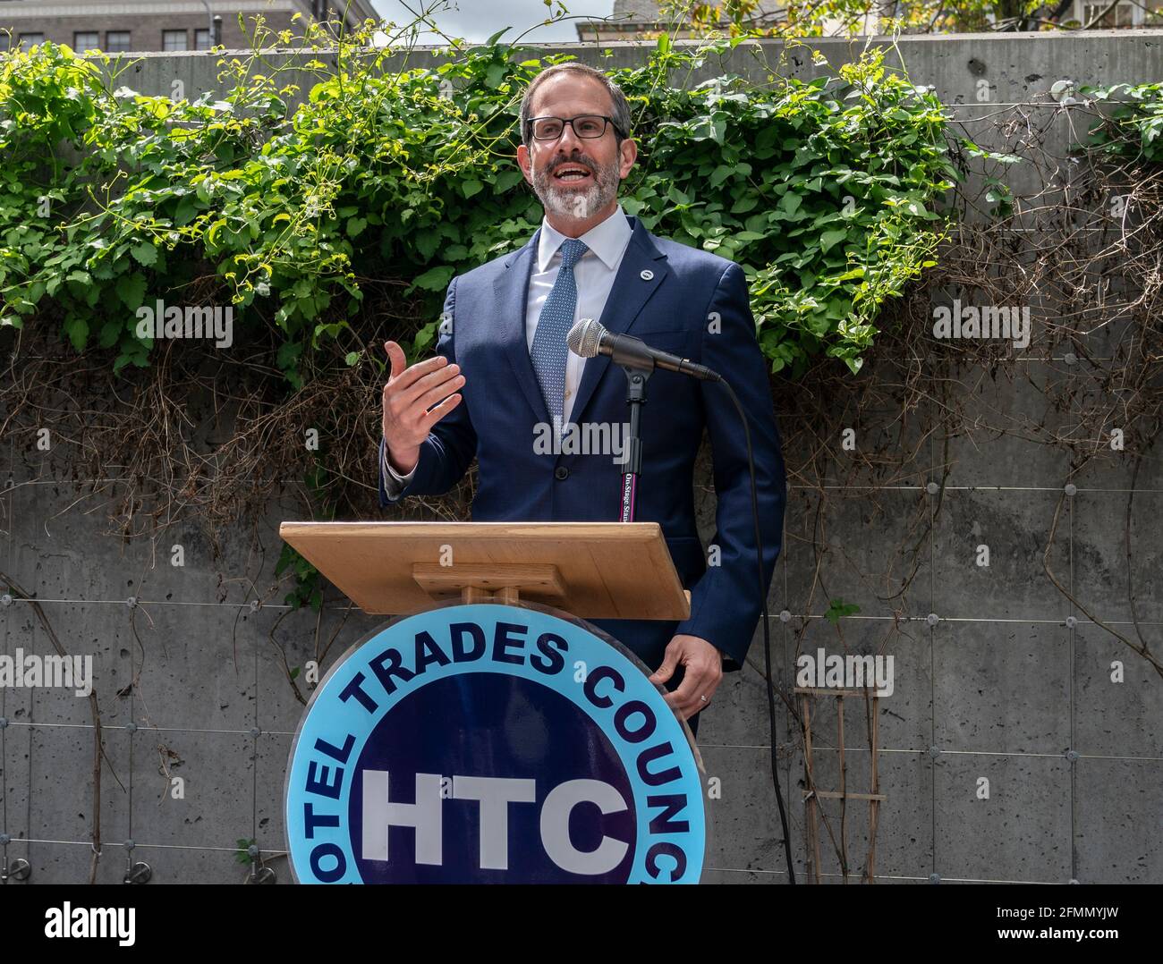 New York, NY - le 10 mai 2021: Rich Maroko, président du syndicat HTC, s'exprime lors d'un rassemblement pour célébrer les prestations de santé COBRA au centre de santé de Brooklyn Banque D'Images