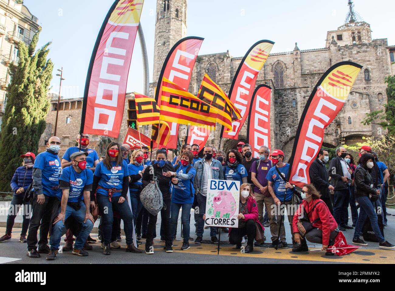 Barcelone, Espagne. 10 mai 2021. Les manifestants ont des drapeaux sur les syndicats bancaires pendant la manifestation.quelque 1,500 travailleurs de la banque espagnole BBVA ont été convoqués par les syndicats bancaires de Catalogne devant le siège d'une banque à Barcelone contre le dossier de réglementation de l'emploi (ERE) qui affecte le licenciement de près de 3,800 employés. Crédit : SOPA Images Limited/Alamy Live News Banque D'Images