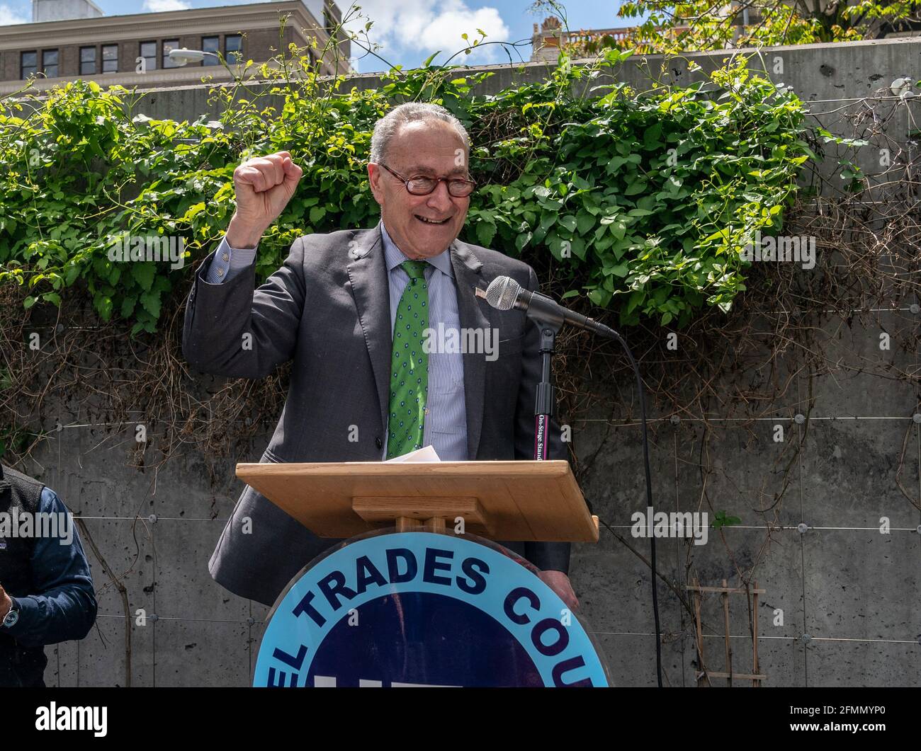 New York, NY - le 10 mai 2021: Le sénateur des États-Unis Charles Schumer s'exprime lors d'un rassemblement pour célébrer les avantages pour la santé de la COBRA au centre de santé de Brooklyn Banque D'Images