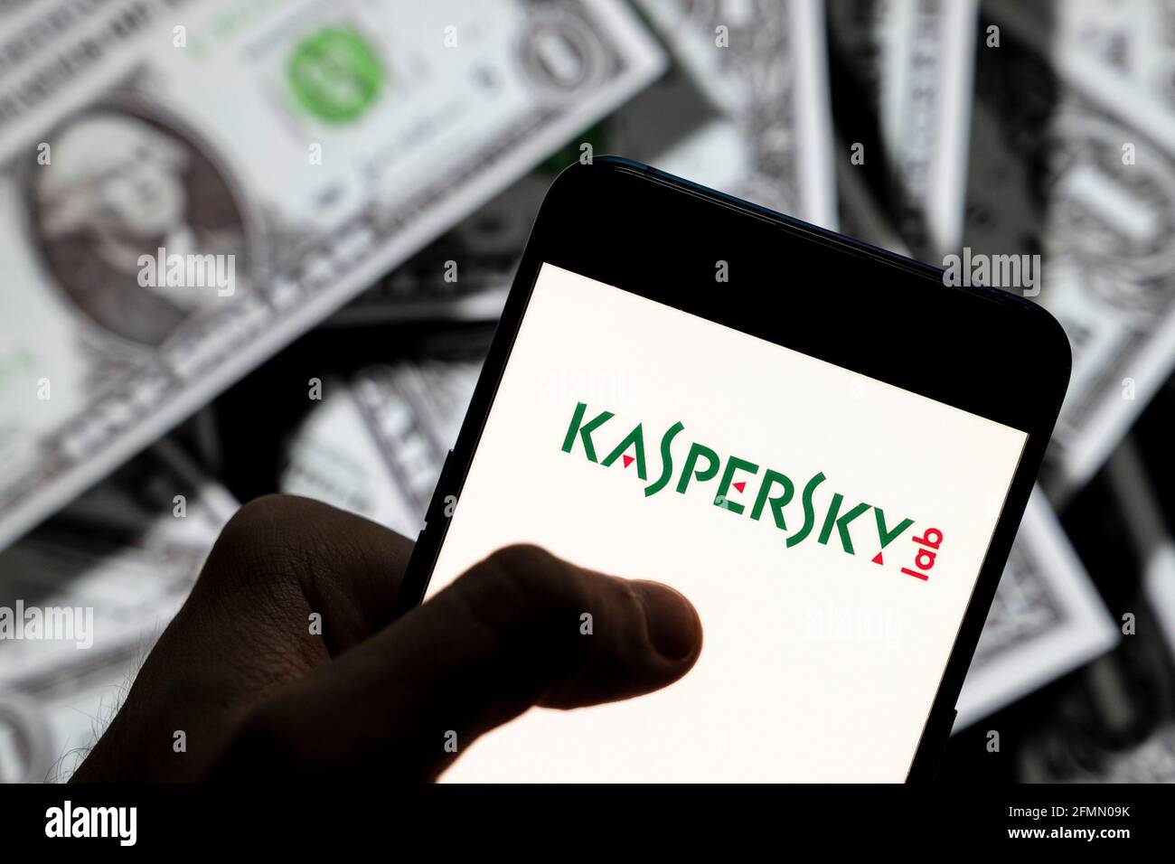 Sur cette photo, le logo Kaspersky Lab, fournisseur de logiciels multinationaux de cybersécurité et d'antivirus, apparaît sur un smartphone avec une devise en arrière-plan en dollars américains. Banque D'Images