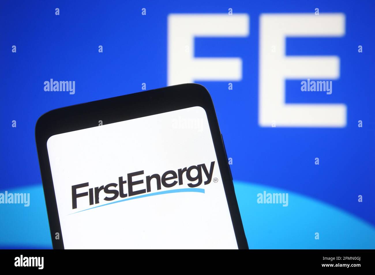 Ukraine. 10 mai 2021. Dans cette illustration, le logo FirstEnergy d'une entreprise américaine de services électriques est visible sur un smartphone et un écran de pc. Credit: Pavlo Gonchar/SOPA Images/ZUMA Wire/Alay Live News Banque D'Images
