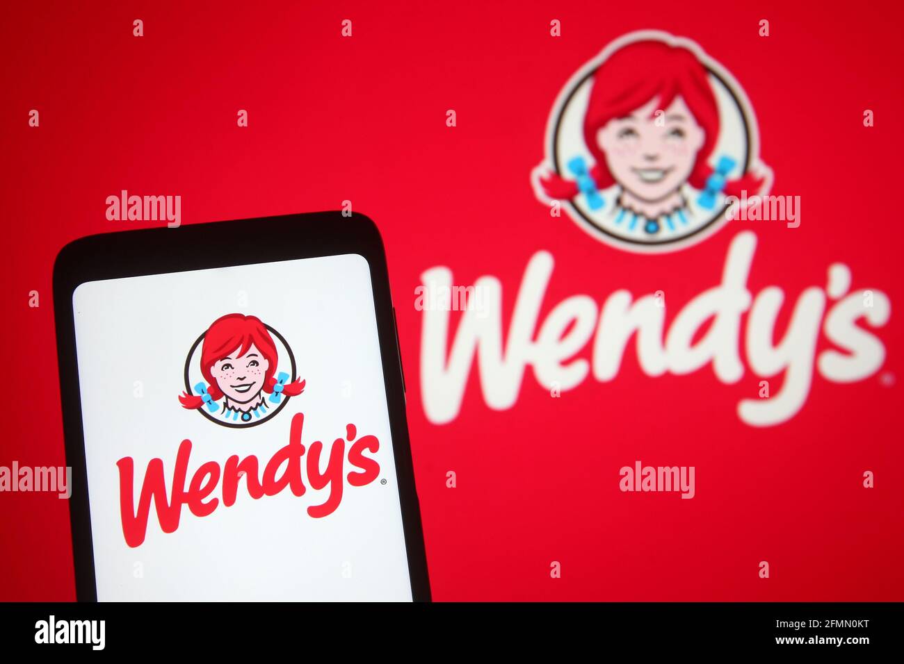 Ukraine. 10 mai 2021. Dans cette illustration, le logo de Wendy d'une chaîne de restauration rapide internationale américaine est visible sur un smartphone et un écran d'ordinateur. Credit: Pavlo Gonchar/SOPA Images/ZUMA Wire/Alay Live News Banque D'Images