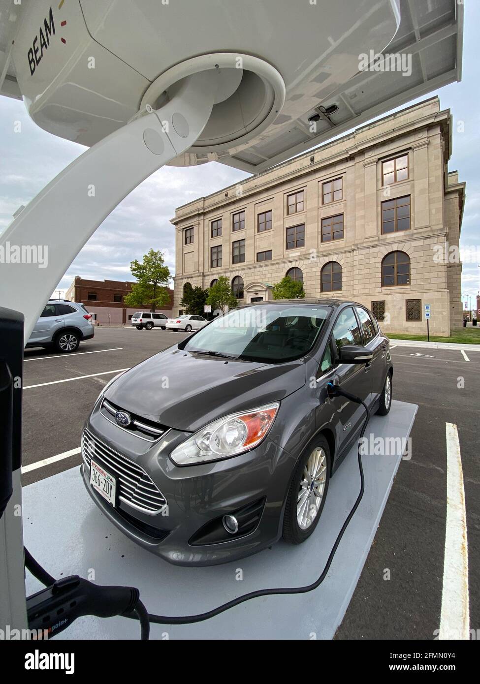 Racine, Wisconsin, États-Unis. 10 mai 2021. Une voiture hybride enfichable Ford  C-Max Energi est branchée dans le nouveau poste de charge de véhicule  électrique à énergie solaire installé derrière l'hôtel de ville