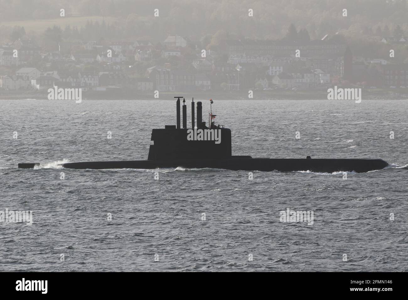 KNM Uredd (S305), un sous-marin de classe Ula exploité par la Marine royale norvégienne, passant Gourock sur le Firth de Clyde pour participer à l'exercice militaire Strike Warrior et joint Warrior 21-1. Banque D'Images