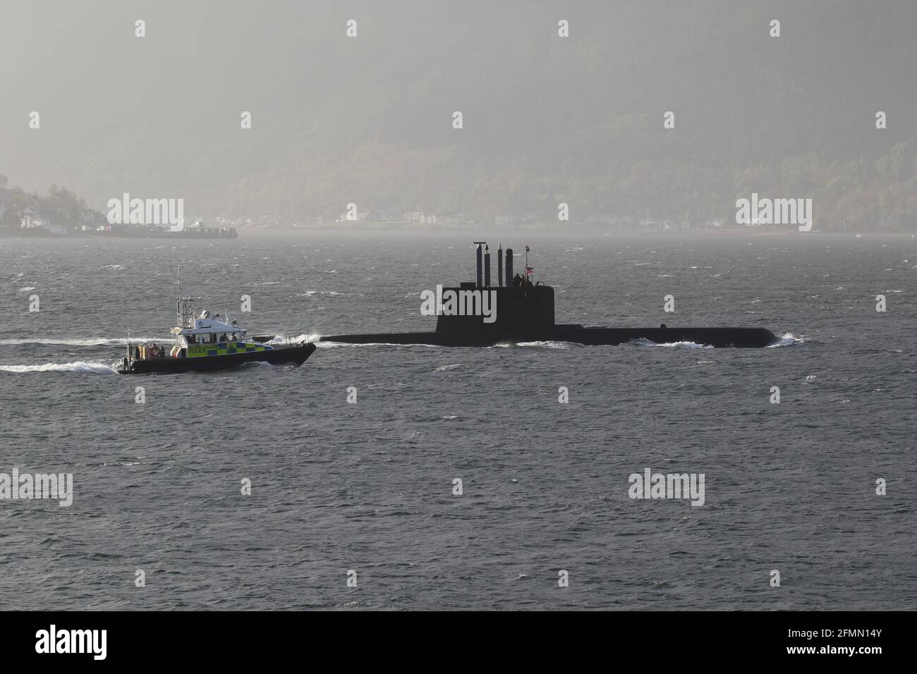 KNM Uredd (S305), un sous-marin de classe Ula exploité par la Marine royale norvégienne, passant Gourock sur le Firth de Clyde pour participer à l'exercice militaire Strike Warrior et joint Warrior 21-1. Elle est ici escortée par le bateau MDP Skye du ministère de la Défense. Banque D'Images
