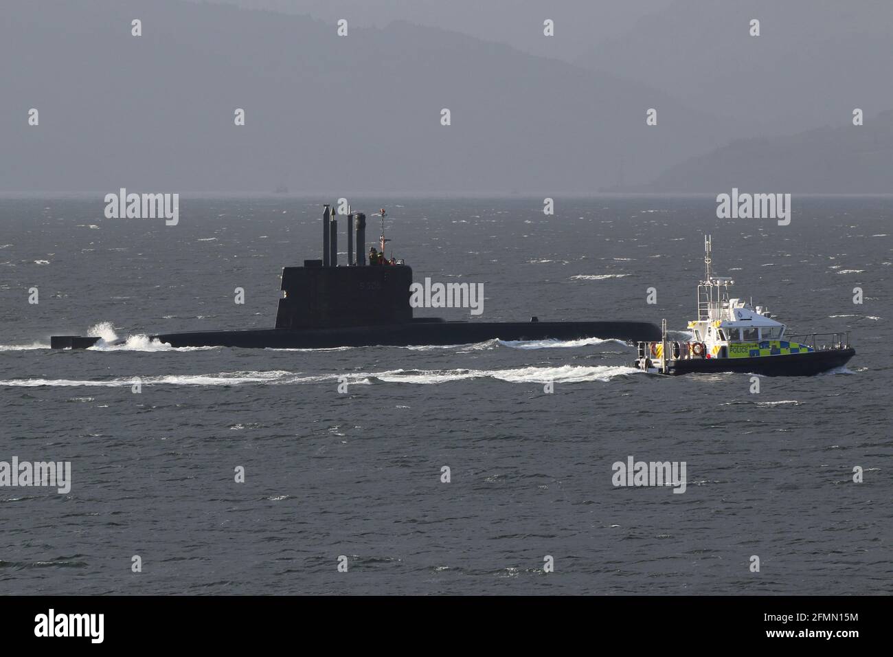 KNM Uredd (S305), un sous-marin de classe Ula exploité par la Marine royale norvégienne, passant Gourock sur le Firth de Clyde pour participer à l'exercice militaire Strike Warrior et joint Warrior 21-1. Elle est ici escortée par le bateau MDP Skye du ministère de la Défense. Banque D'Images