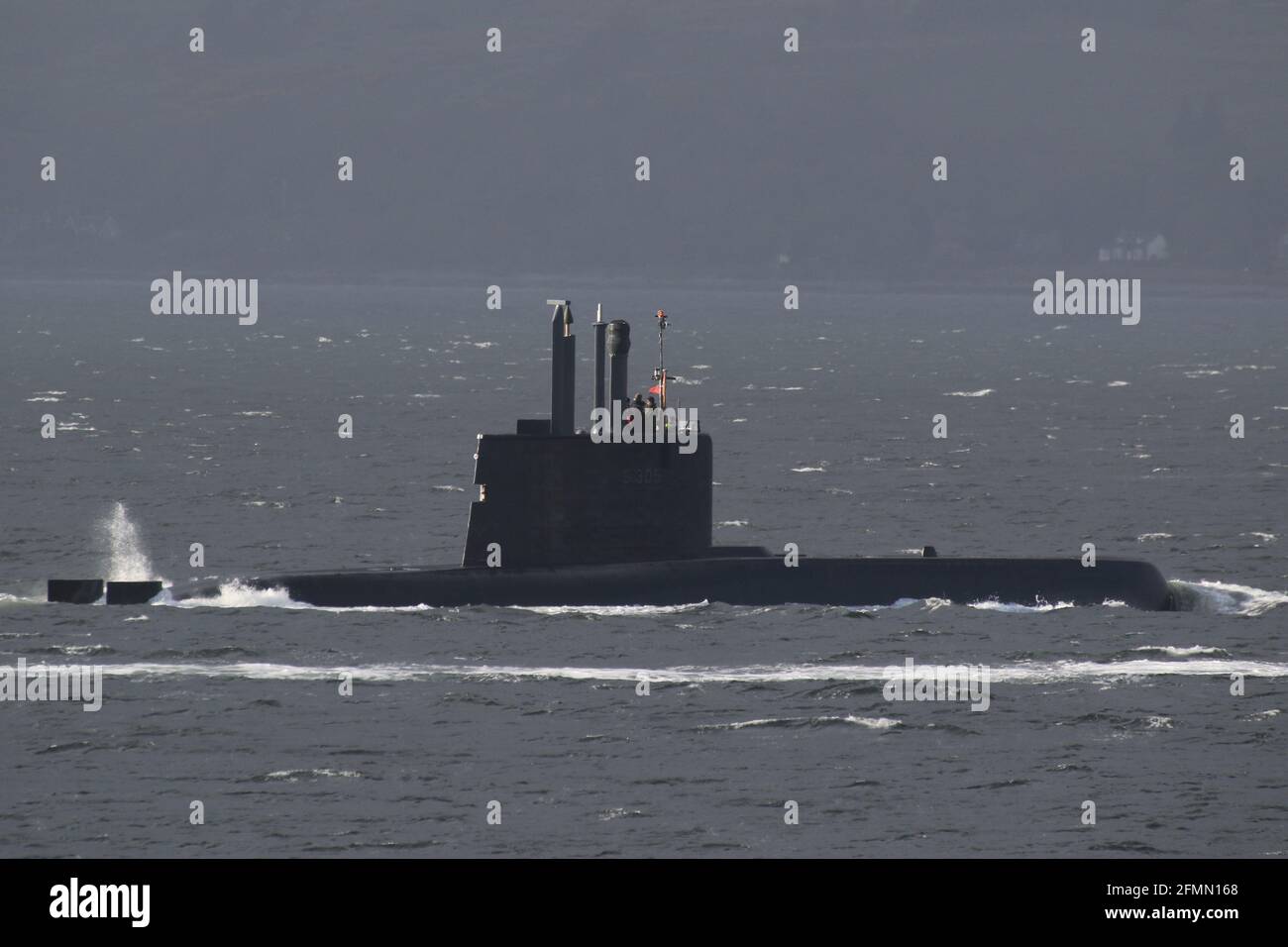 KNM Uredd (S305), un sous-marin de classe Ula exploité par la Marine royale norvégienne, passant Gourock sur le Firth de Clyde pour participer à l'exercice militaire Strike Warrior et joint Warrior 21-1. Banque D'Images