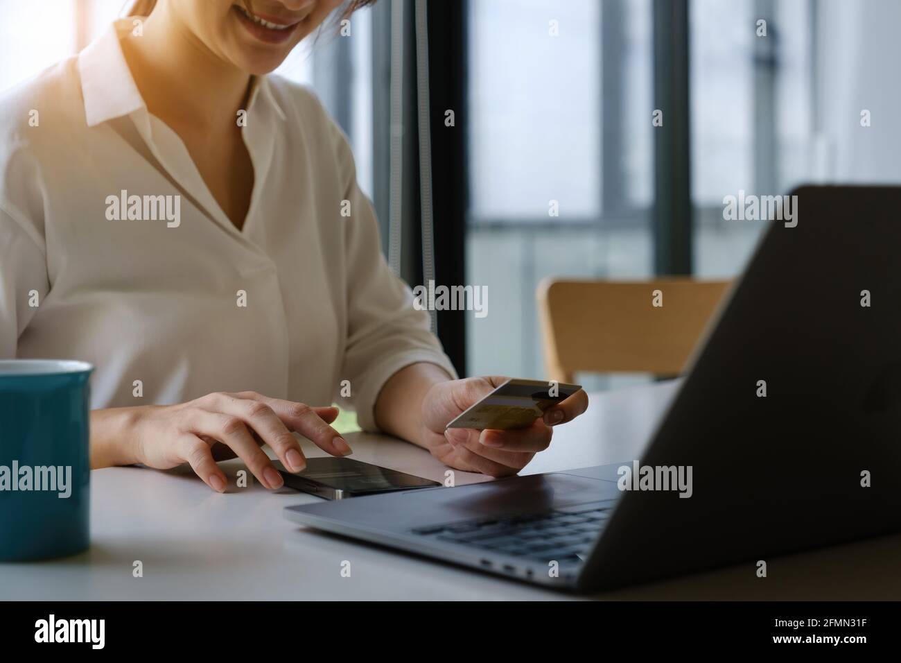 Profitez du clavier mobile de wonan et de sa carte de crédit achats en ligne Banque D'Images