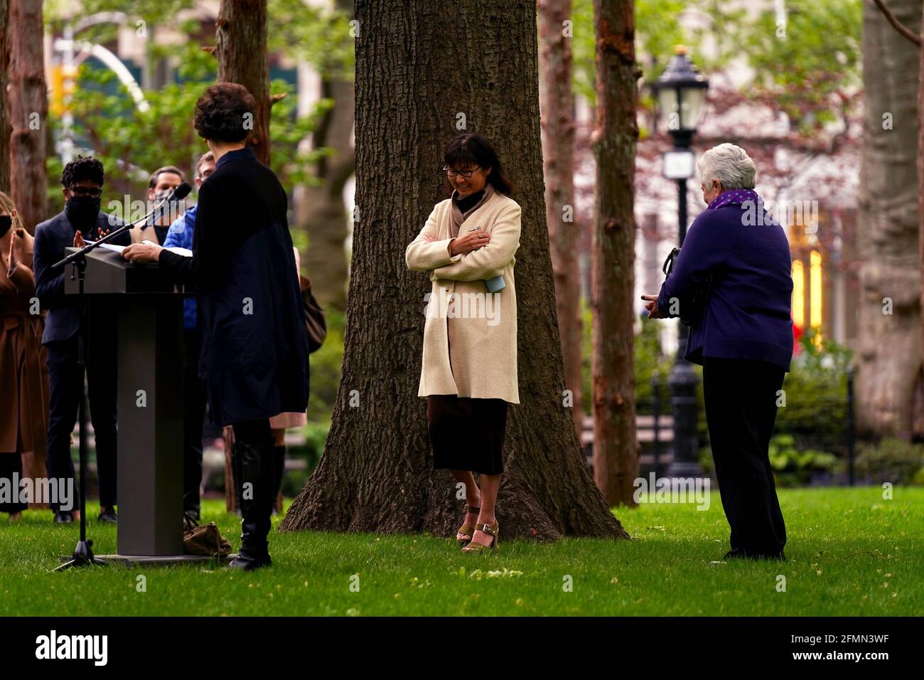 10 mai 2021 - New York City, New York, États-Unis: L'artiste et concepteur Maya Lin regarde pendant la cérémonie de dédicace pour Ghost Forest au Madison Square Park de New York. L'installation sensible du site se compose de quarante-neuf cèdres blancs de l'Atlantique, victimes de l'inondation d'eau salée et est destinée à être un symbole à la fois de la dévastation du changement climatique et de la perte de forêts dans le monde entier, et appelle à l'action individuelle. L'installation sera exposée jusqu'en novembre et une variété de programmes connexes d'éducation et de sensibilisation seront également offerts. Banque D'Images