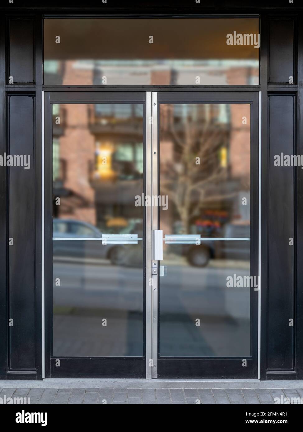 Entrée extérieure du bâtiment avec double porte vitrée en acier noir et  réflexion défoquée de la circulation et du bâtiment voisin. Commercial,  commercial ou Photo Stock - Alamy