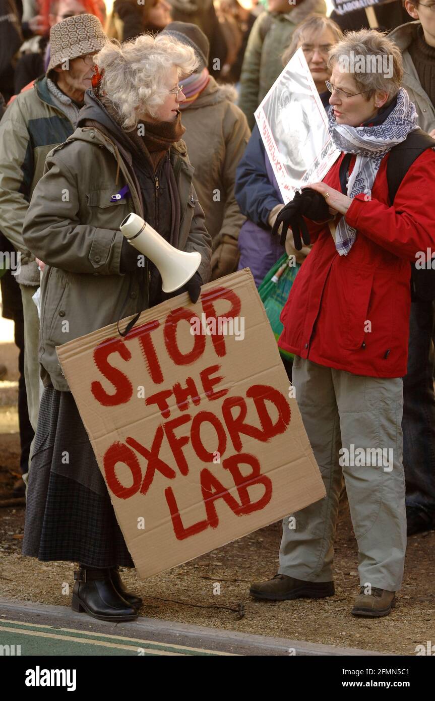 Une marche anti-vivisection débasera contre la construction d'un nouveau laboratoire d'animaux à l'université d'Oxford. Oxford, Oxfordshire, Royaume-Uni. 25 févr. 2006 Banque D'Images